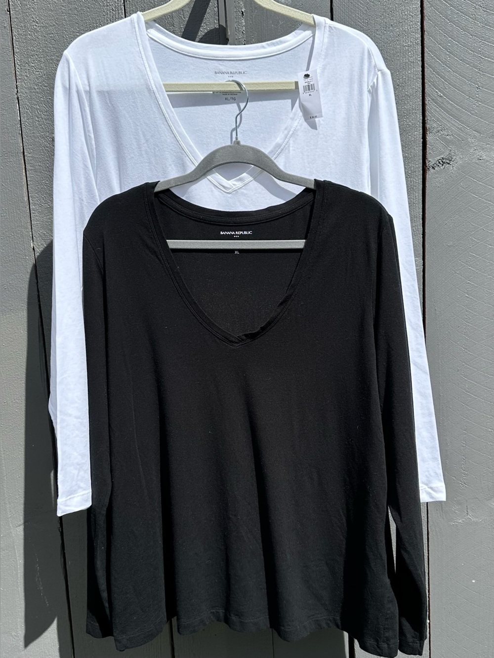 2 Banana Republic Long-Sleeve V-neck Black/White Timeless Tees XL